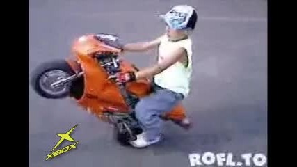 Малък пич на мотоциклет 