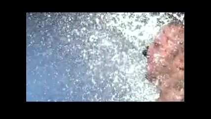 Воден балон в лицето на забавен каданс