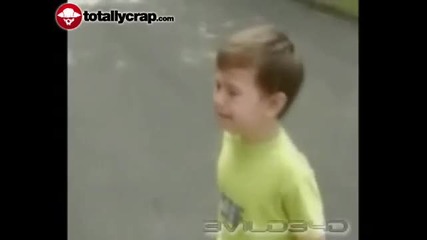 Костенурка напада малко дете ! 
