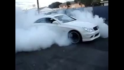 Пич върти звярски мерцедес..!!!!