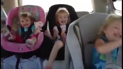 Малки момиченца избухват в смях и танци, когато чуха любимата си песен