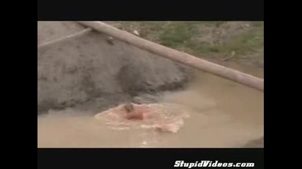 Жена се пребива в кал