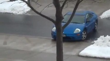 Замръзнал път и летни гуми = Смях ... :) 