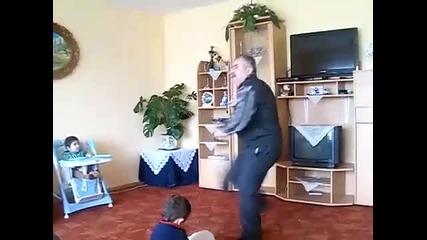 Луд дядо танцува на много див house .. (смях) 