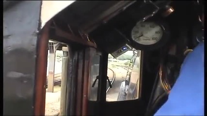 Машининист и помощник карат на магистрален парен локомотив със 70 Mph/ час в британските железници