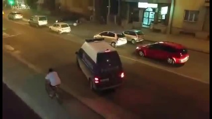 Полицейска кола нарушава правилата