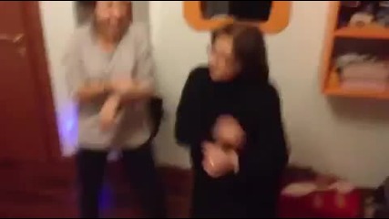 Баба танцува Gangnam Style и пада