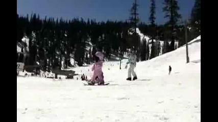Малко момиче кара сноуборд много хубаво ... :) 