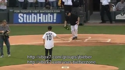 * Justin Bieber хвърля първата топка на бейзбол* [hq *