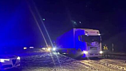 Стотици автомобили бяха блокирани в снега в Испания