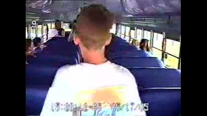 Автобусен шофьор бие дете