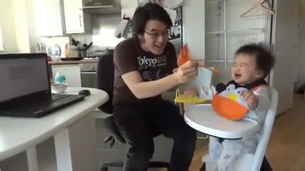 Бебето яде само като чуе Gangnam Style