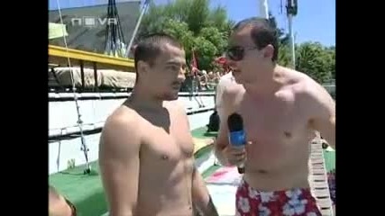 Лудия репортер обарва мацки на басейн ( Смях )