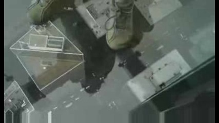 Хора се разхождат на 422m над Чикаго
