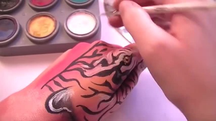 Рисуване върху ръка - тигър