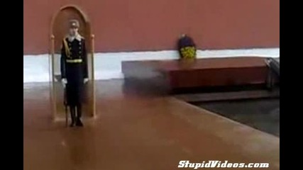 Офицер се пребива докато маршурува 