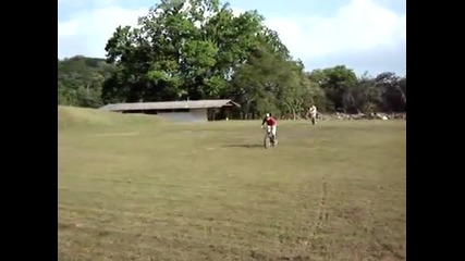 Падна по гръб и си обели носа