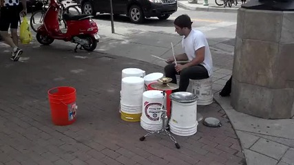 Уличен талант свири на кофи вместо барабани