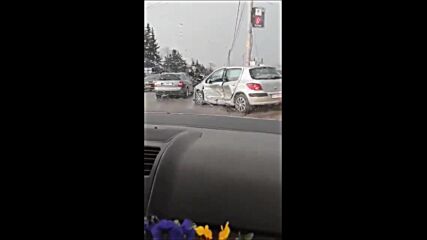 Автомобил и патрулка се нацепиха в Панчарево