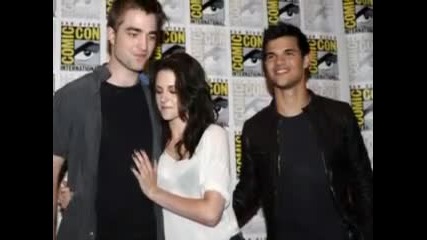 Kristen Stewart hugs Robert Pattinson and leaves Taylor Lautner at Breaking Dawn 2011 Comic-con