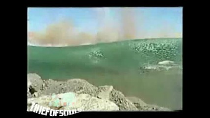 Масивна Експлозия В Езеро Изкарва Водата