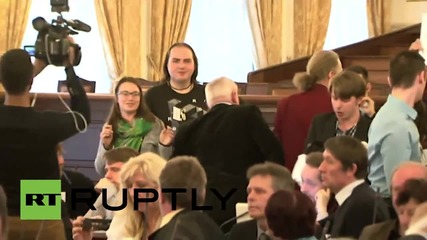 Czech Republic: "Fascist" Le Pen heckled by protesters during Czech 'peace' conference