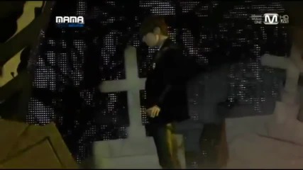 Hyunseung целуна Hyuna @ Mama Awards (29.11.2011)