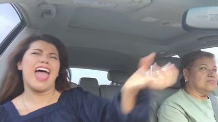 Момиче се забавлява в колата докато се вози с майка си