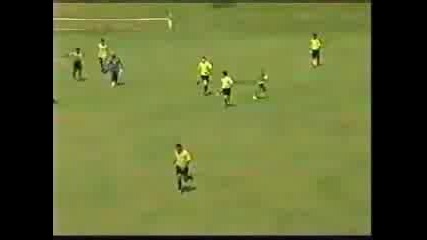Des Joueurs De Foot Coursent Un Arbitre