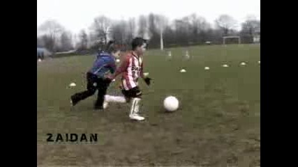 Малкият Зидан демонстрира футболни умения ! 