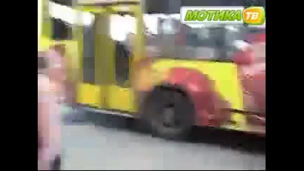 Пичове се базикат с автобус! - Смях 
