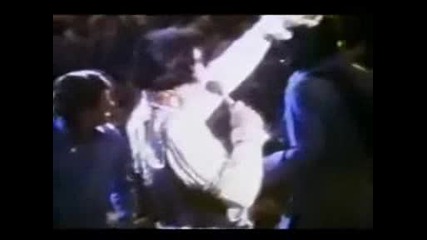 Elvis Presley - Going Around The Stage 1975