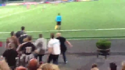 Смях! Фенове се подиграват на съдия по време на мач...
