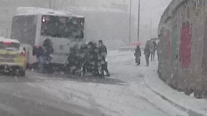 Сговорна дружина автобус повдига