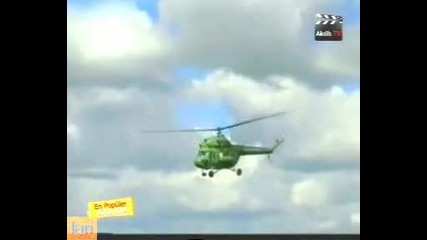 Въртолет се разбива на 50 м. от публиката и се запалва