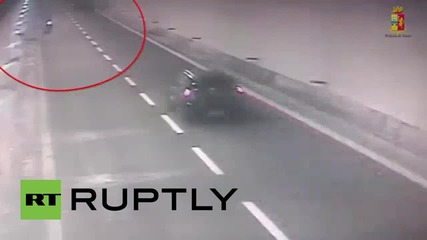Мъж кара мотора си в насрещното движение по магистрала в Италия