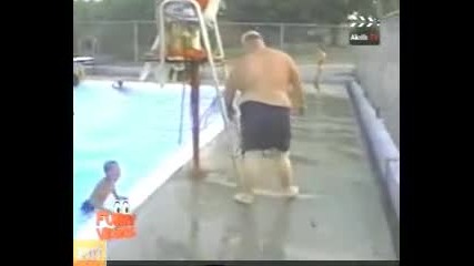 Смешен чичка в басейн 