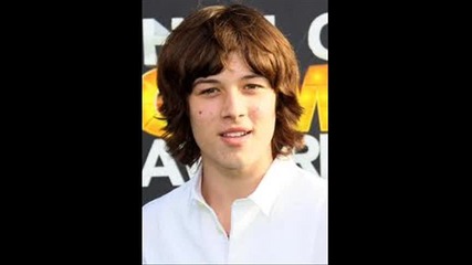 Снимки на Leo Howard