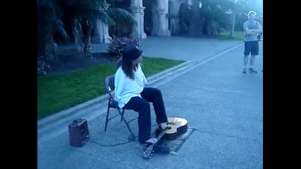 Човек свири на китара с крака - Неповторимо ! 