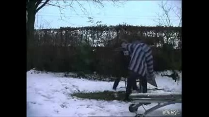 Момче се пребива много 
