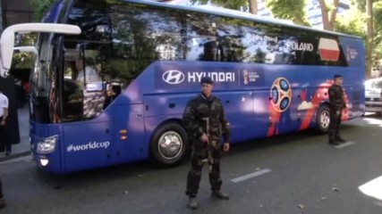 Въоръжена охрана пази Полша още от кацането