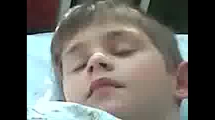 дете излиза от упойка