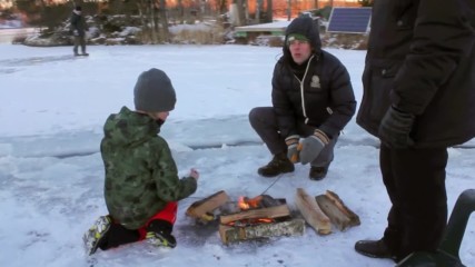 Приятели сътвориха естествена въртележка на заледено езеро във Финландия