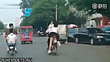 Ето как момиче се вози на скутерче в Китай