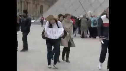 Selena Gomez Visits The Louvre 