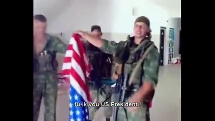 Руски войници се гаврят с американския флаг
