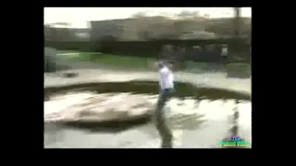 мъж си удря много лошо лицето 