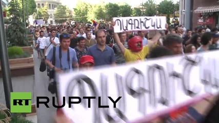 Armenia: Electric Yerevan protesters march and block streets