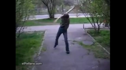 Нещо му има на ръцете на тоя 