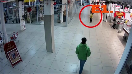 Две момичета нападат Колежката си в мол в Русия
